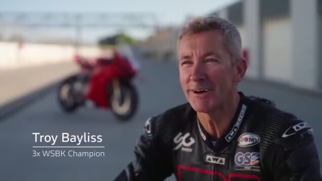 Troy Bayliss meets the new Ducati Panigale V4_0.00.17.00